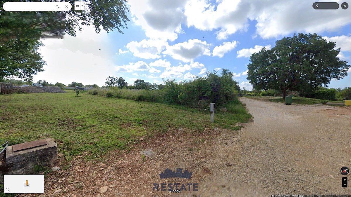 ravna parcela, trapezaste oblike, v lepem zelenem okolišu, s pogledom na morje