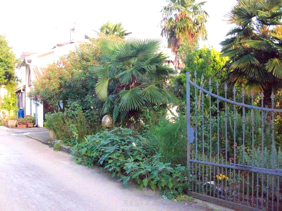 investicijska priložnost za 18 apartmajev z bazeni, 300 m od morja