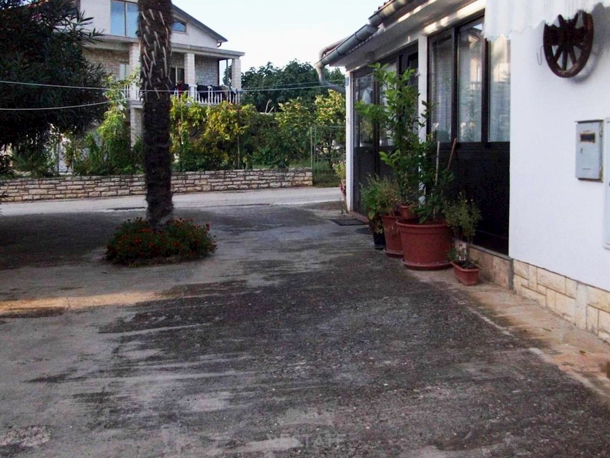 investicijska priložnost za 18 apartmajev z bazeni, 300 m od morja