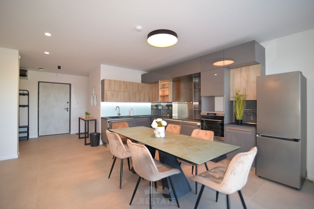 vrhunska gradnja, popolnoma opremljena hiša s bazenom