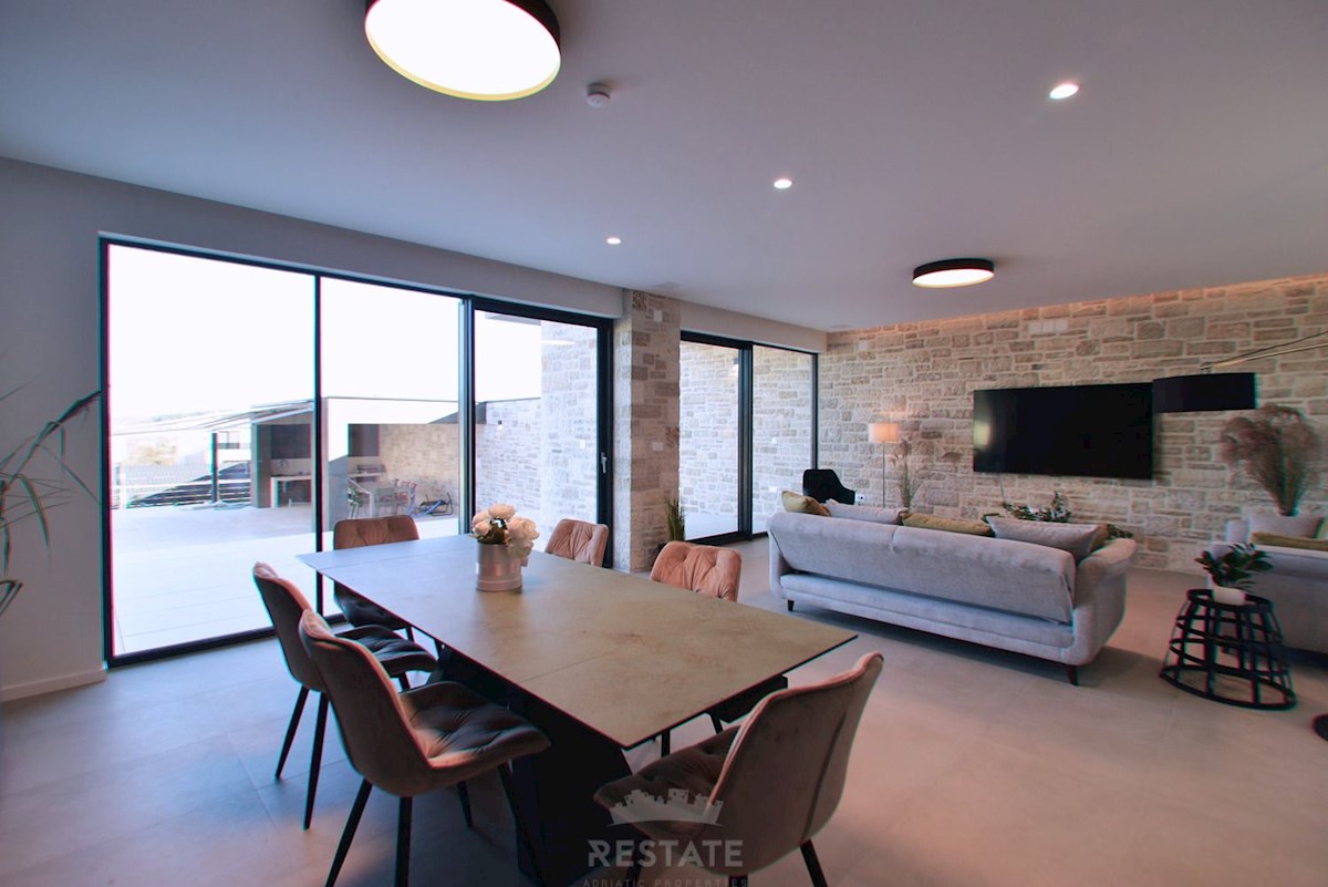 vrhunska gradnja, popolnoma opremljena hiša s bazenom