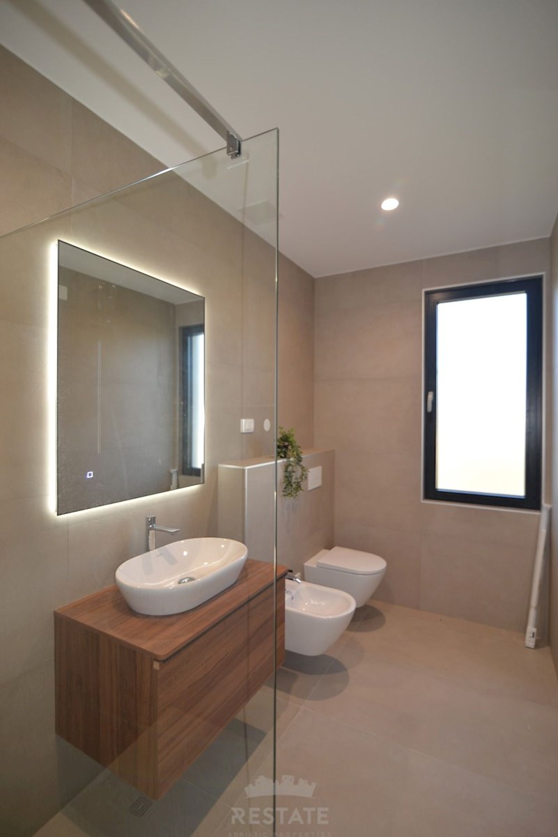 vrhunska gradnja, popolnoma opremljena hiša s bazenom