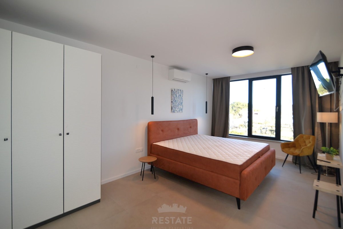 vrhunska gradnja, popolnoma opremljena hiša s bazenom