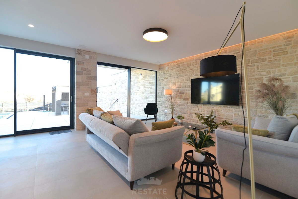 vrhunska gradnja, popolnoma opremljena hiša s bazenom