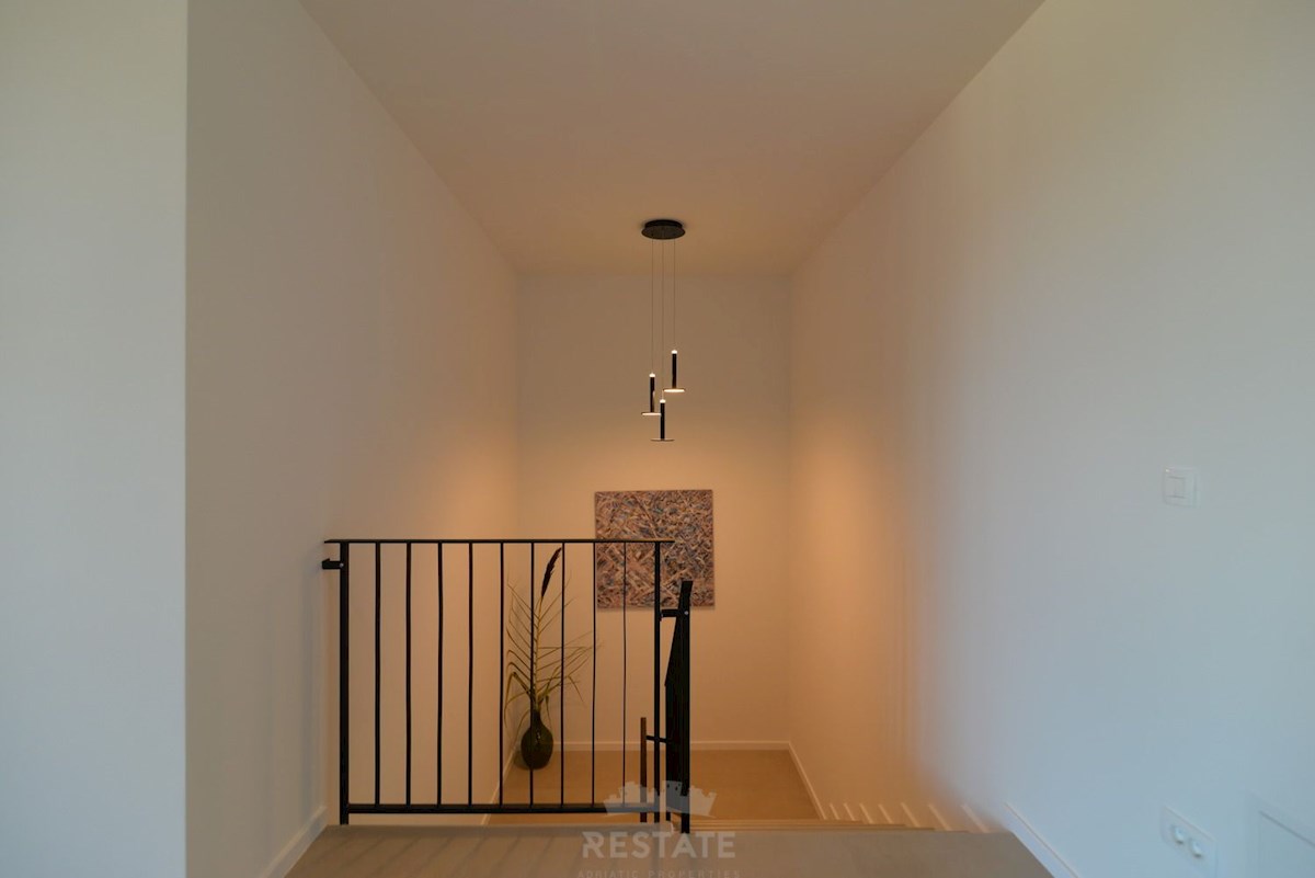 vrhunska gradnja, popolnoma opremljena hiša s bazenom