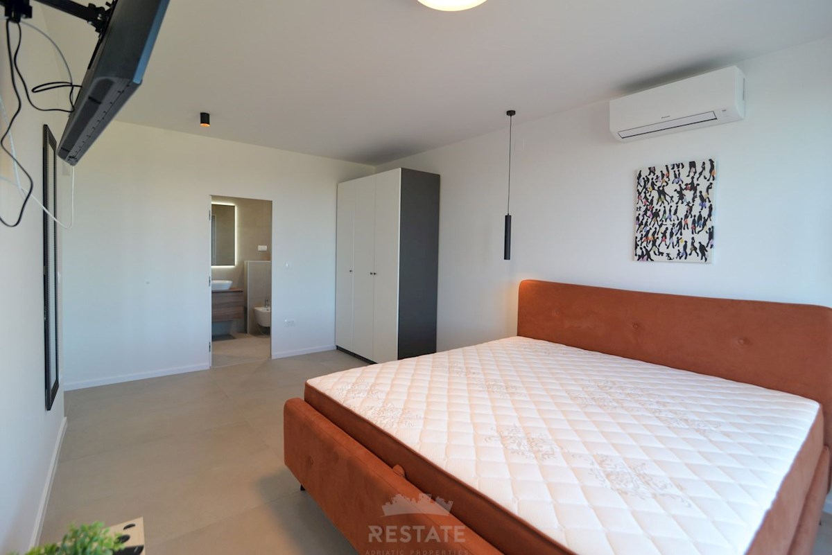 vrhunska gradnja, popolnoma opremljena hiša s bazenom