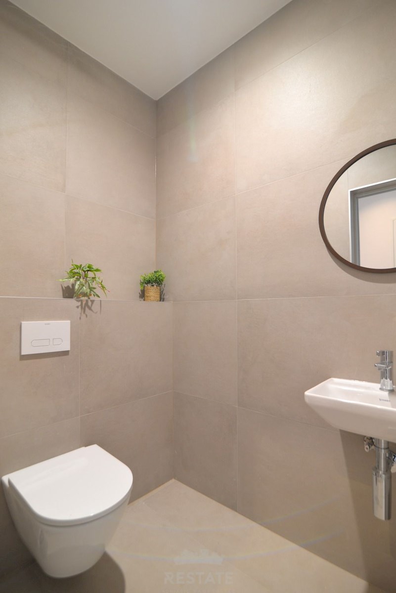 vrhunska gradnja, popolnoma opremljena hiša s bazenom