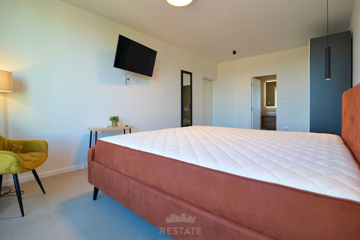 vrhunska gradnja, popolnoma opremljena hiša s bazenom