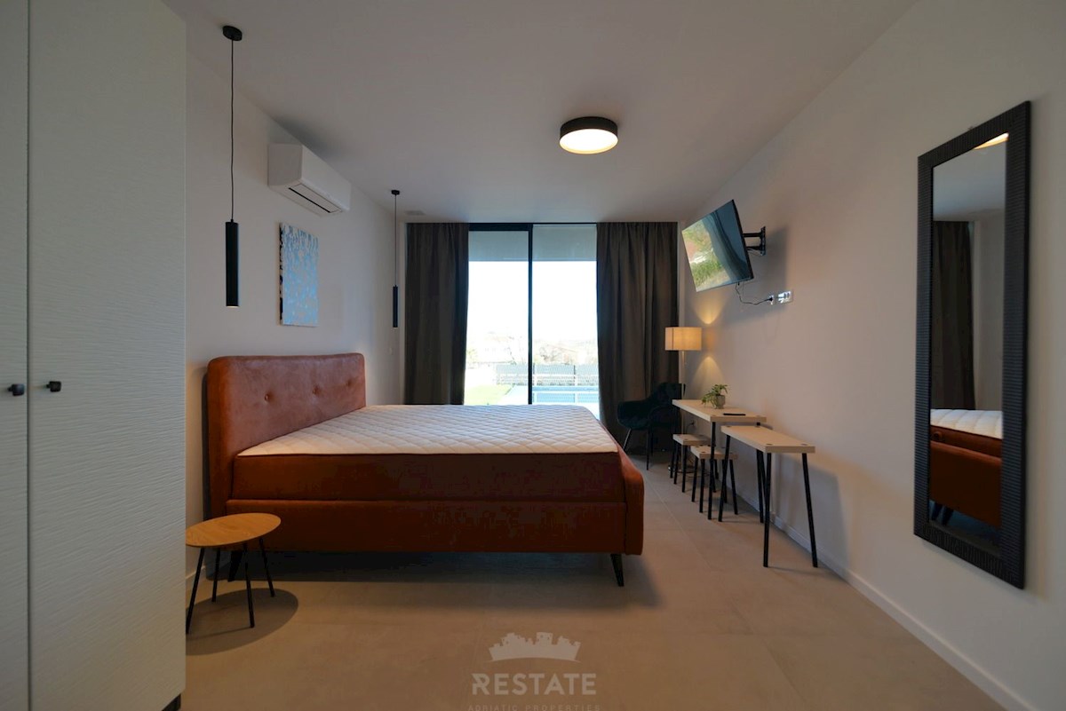 vrhunska gradnja, popolnoma opremljena hiša s bazenom