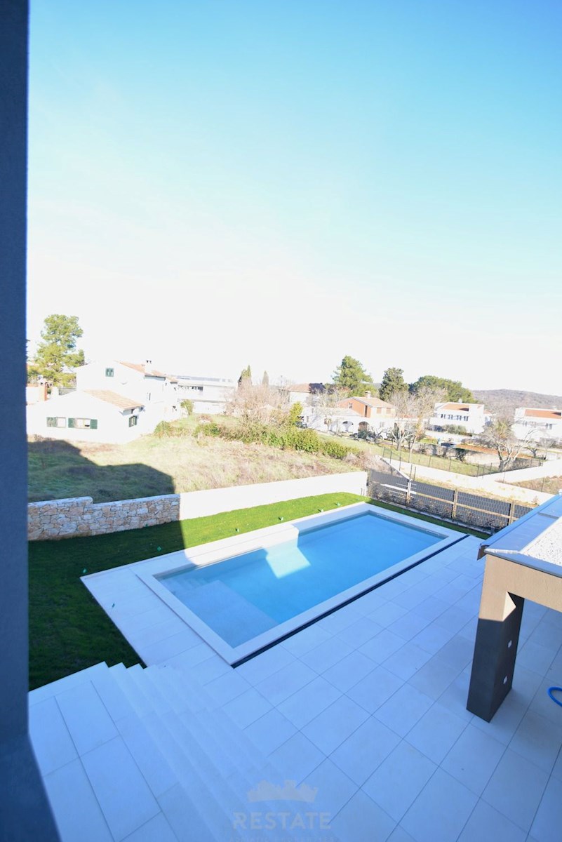 vrhunska gradnja, popolnoma opremljena hiša s bazenom