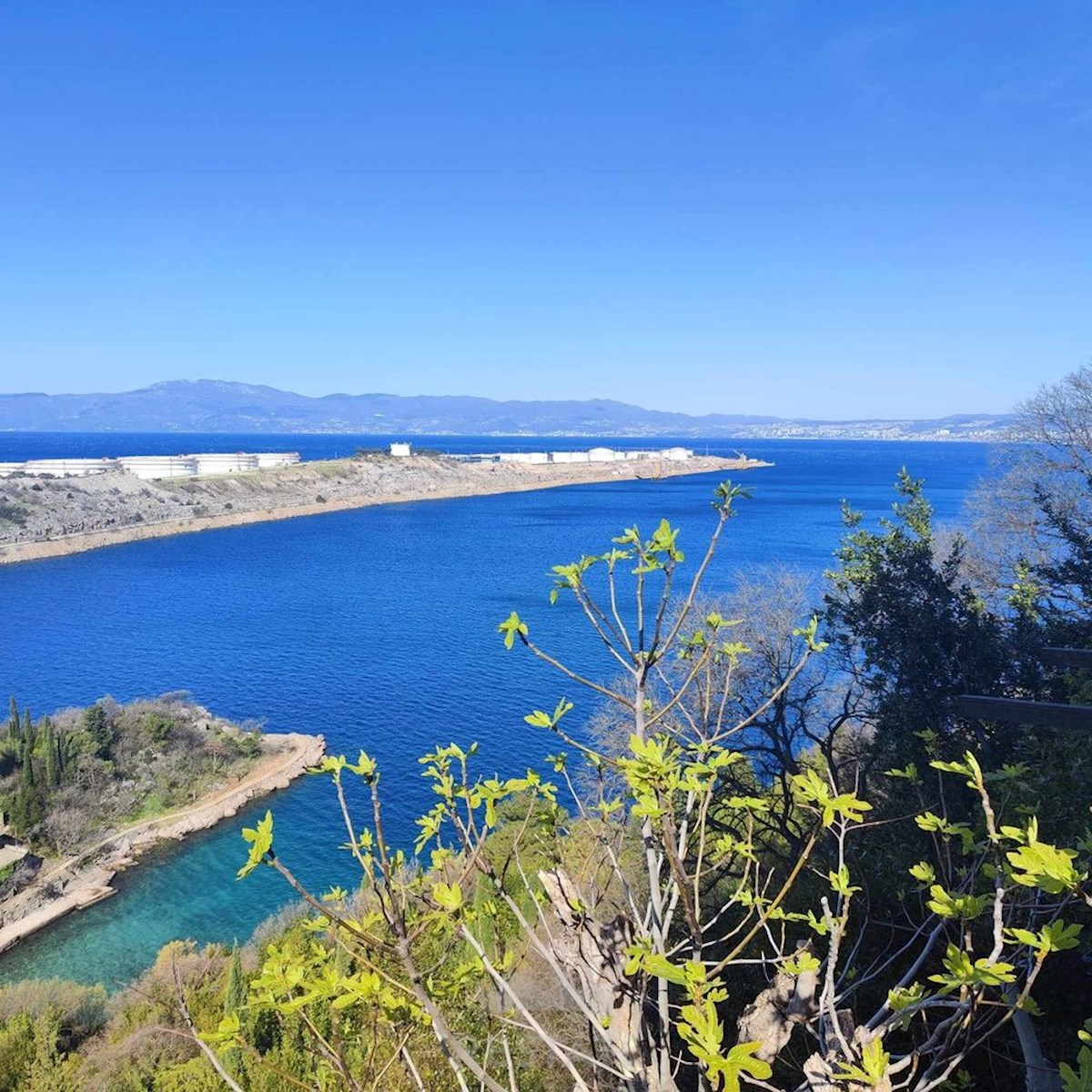 kompletno prenovljena kamnita hiša, OPREMLJENA, 150m od morja, s pogledom na Kvarner in Istro