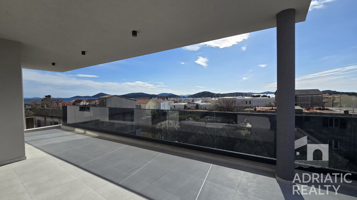 Tribunj, sodoben dvosoben stanovanje z dvema parkirnima mestoma, pogled na morje