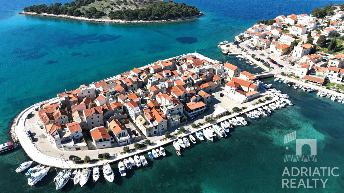 Tribunj, moderni dvosobni stan s dvema parkirnima mestoma