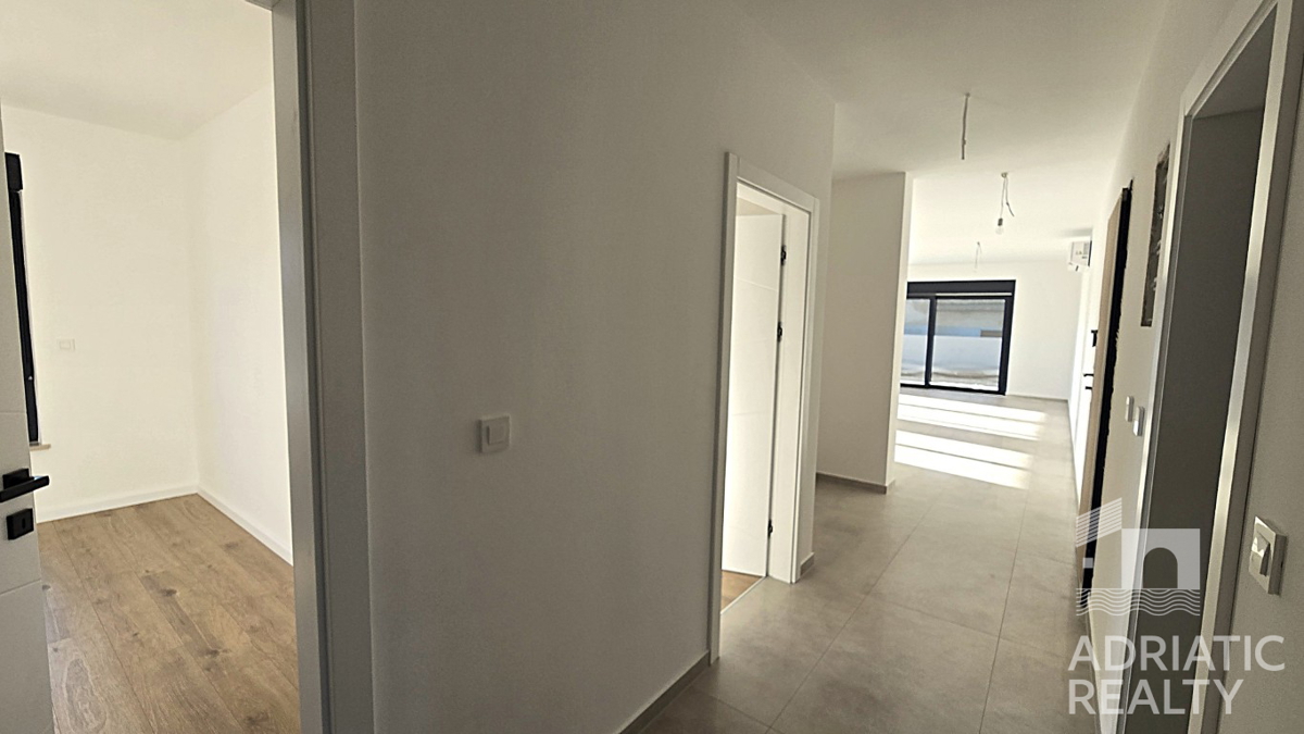 Tribunj, sodoben dvosoben stanovanje z dvema parkirnima mestoma, pogled na morje