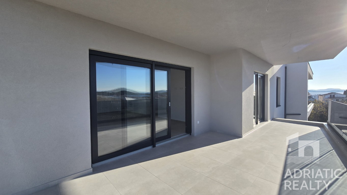 Tribunj, sodoben dvosoben stanovanje z dvema parkirnima mestoma, pogled na morje