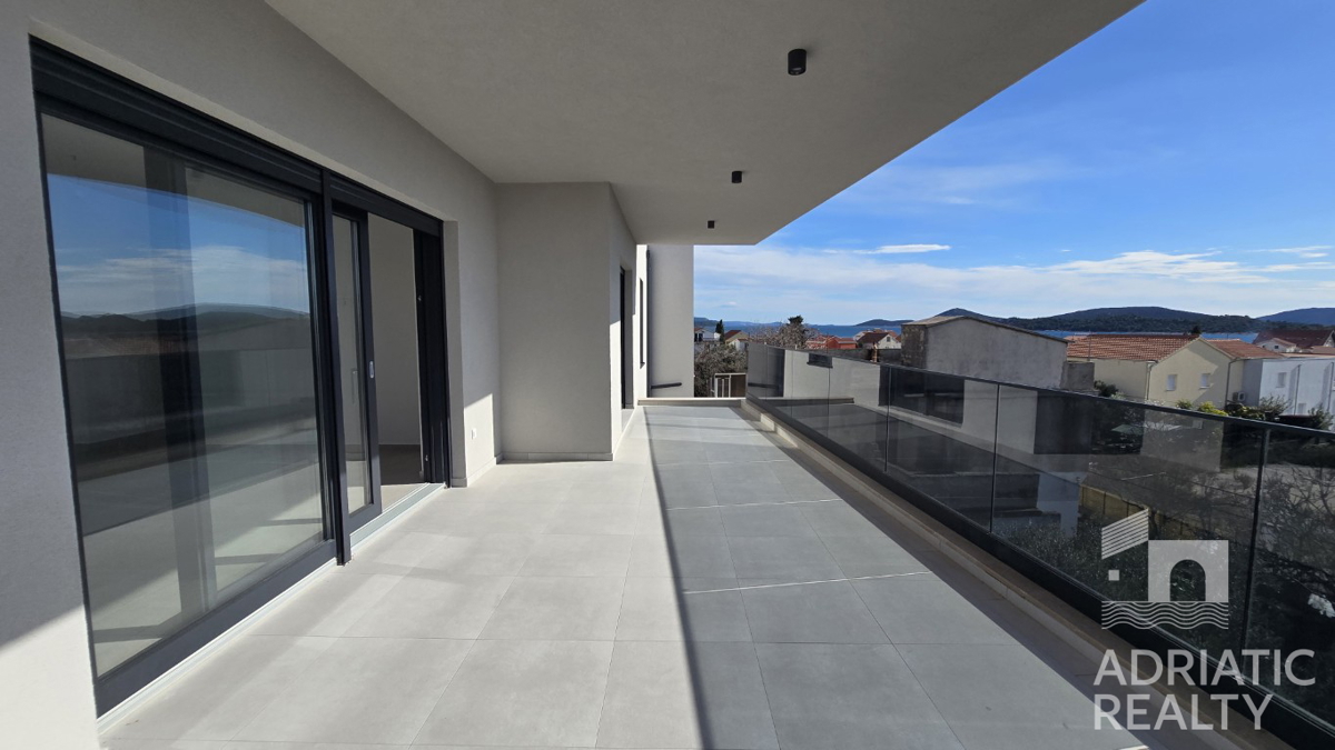 Tribunj, sodoben dvosoben stanovanje z dvema parkirnima mestoma, pogled na morje