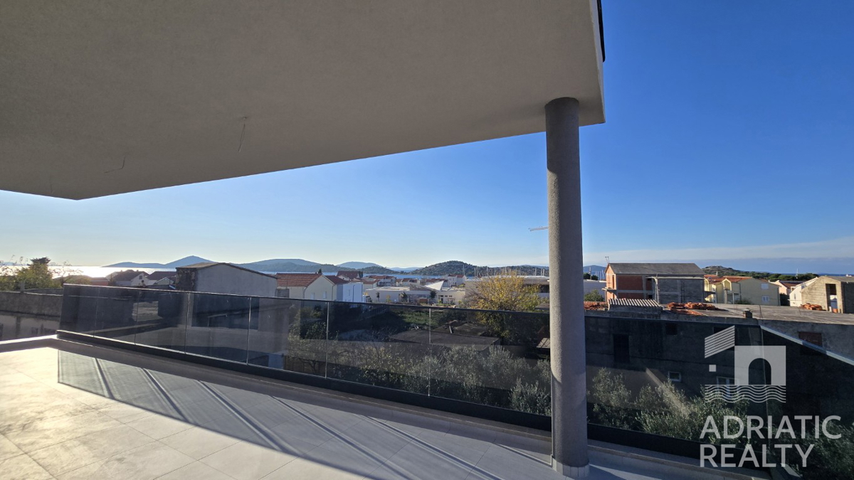 Tribunj, sodoben dvosoben stanovanje z dvema parkirnima mestoma, pogled na morje