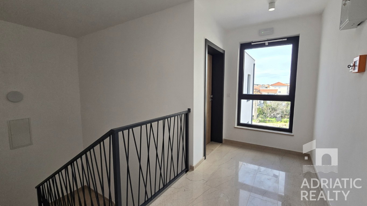 Tribunj, sodoben dvosoben stanovanje z dvema parkirnima mestoma, pogled na morje