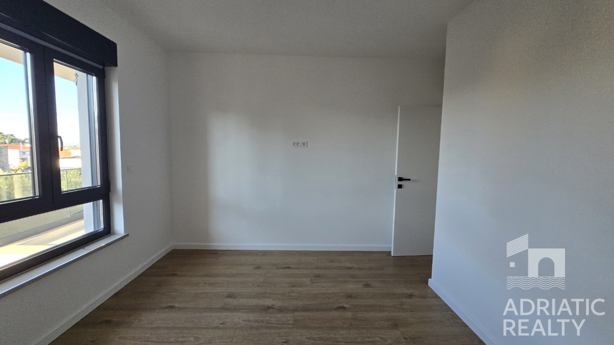 Tribunj, sodoben dvosoben stanovanje z dvema parkirnima mestoma, pogled na morje