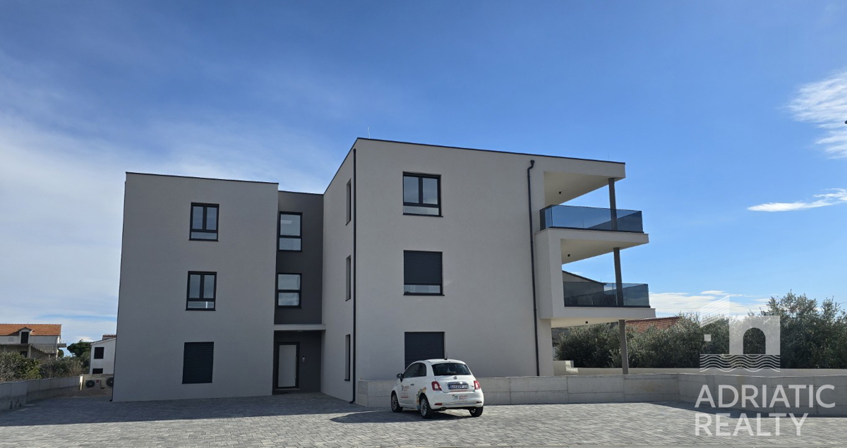 Tribunj, sodoben dvosoben stanovanje z dvema parkirnima mestoma, pogled na morje