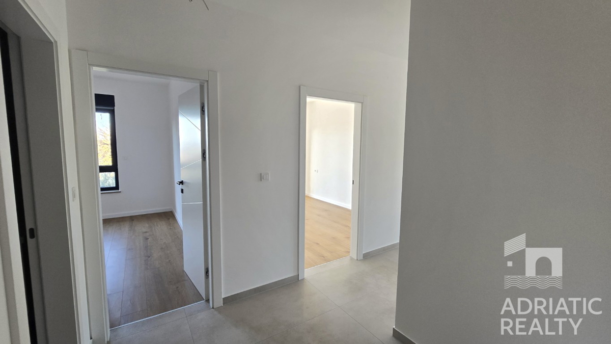 Tribunj, sodoben dvosoben stanovanje z dvema parkirnima mestoma, pogled na morje