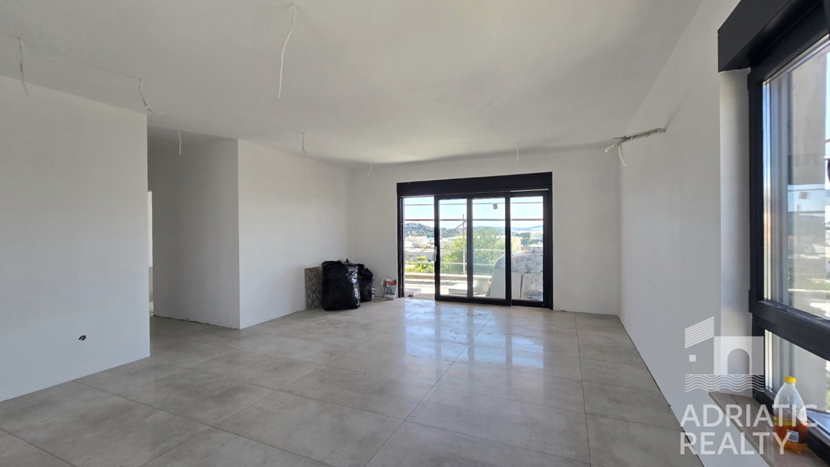 Tribunj, sodoben dvosoben stanovanje z dvema parkirnima mestoma, pogled na morje