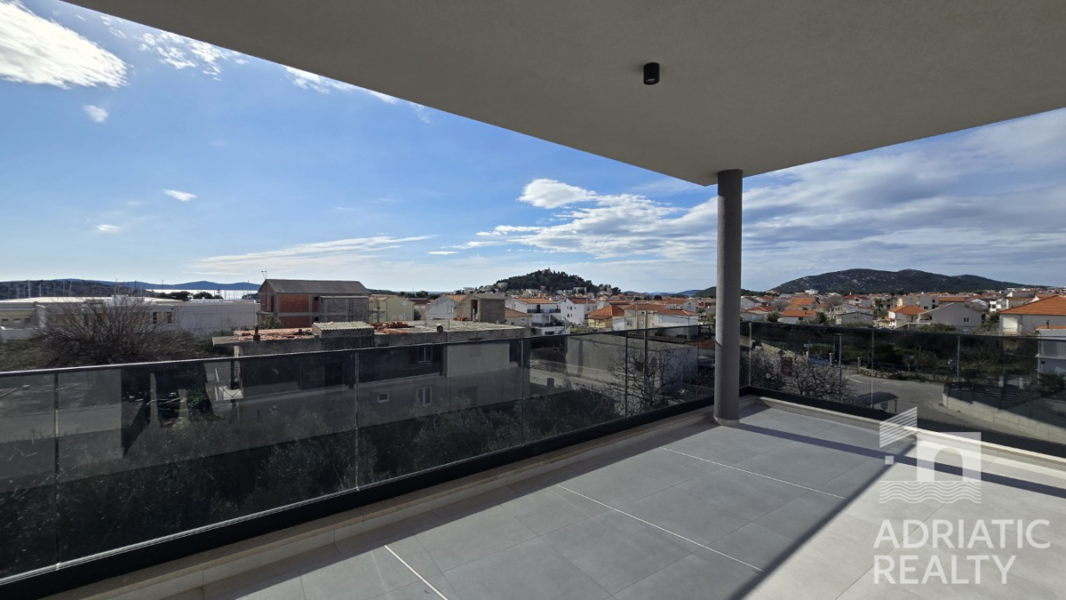 Tribunj, sodoben dvosoben stanovanje z dvema parkirnima mestoma, pogled na morje