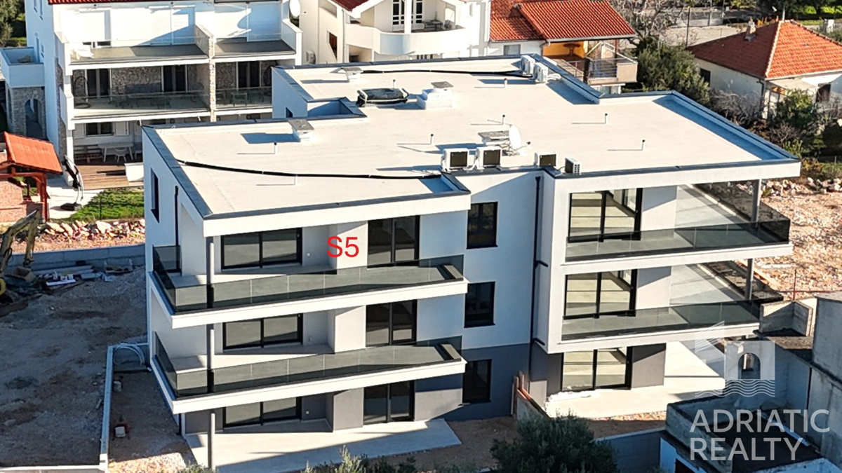 Tribunj, sodoben dvosoben stanovanje z dvema parkirnima mestoma, pogled na morje