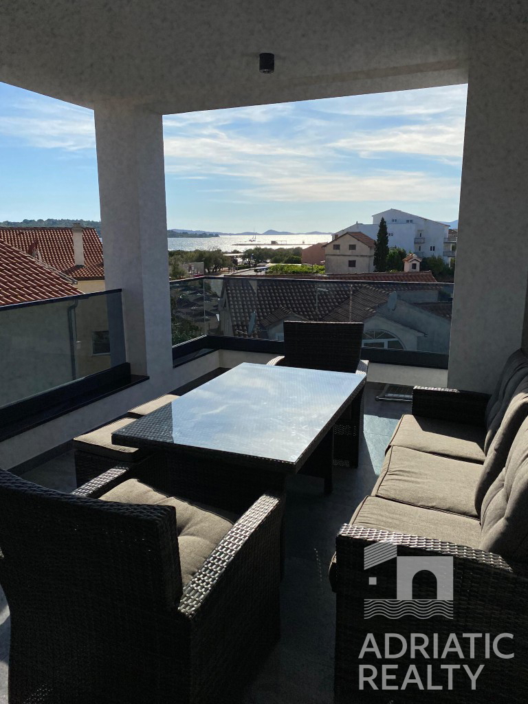 Srima, dvosobno stanovanje in garsonjera s strešno teraso, pogled na morje