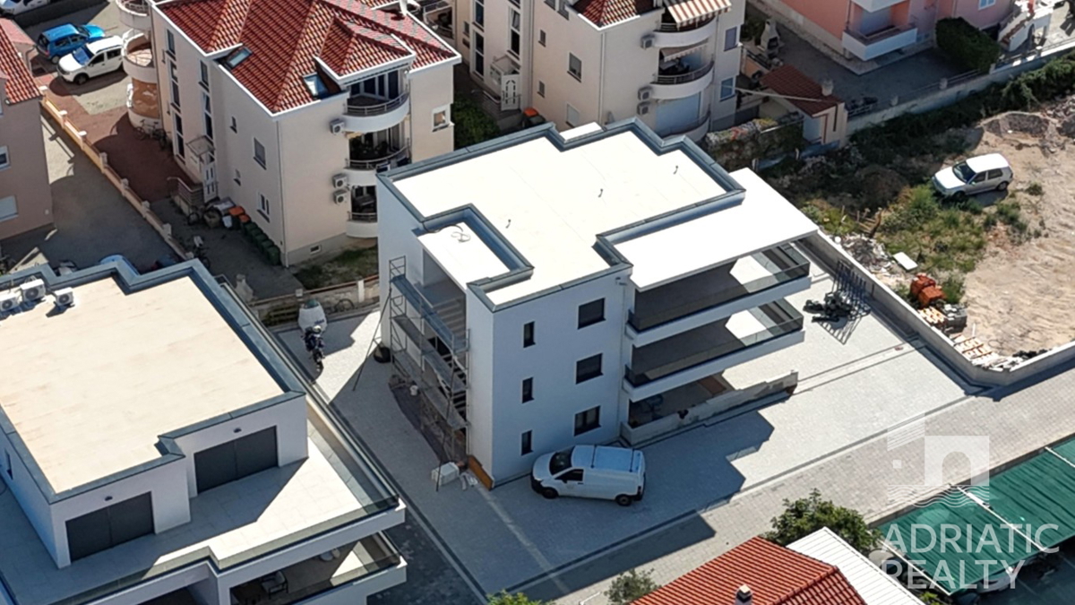 Srima, trisobno stanovanje z veliko teraso, 250 m od morja