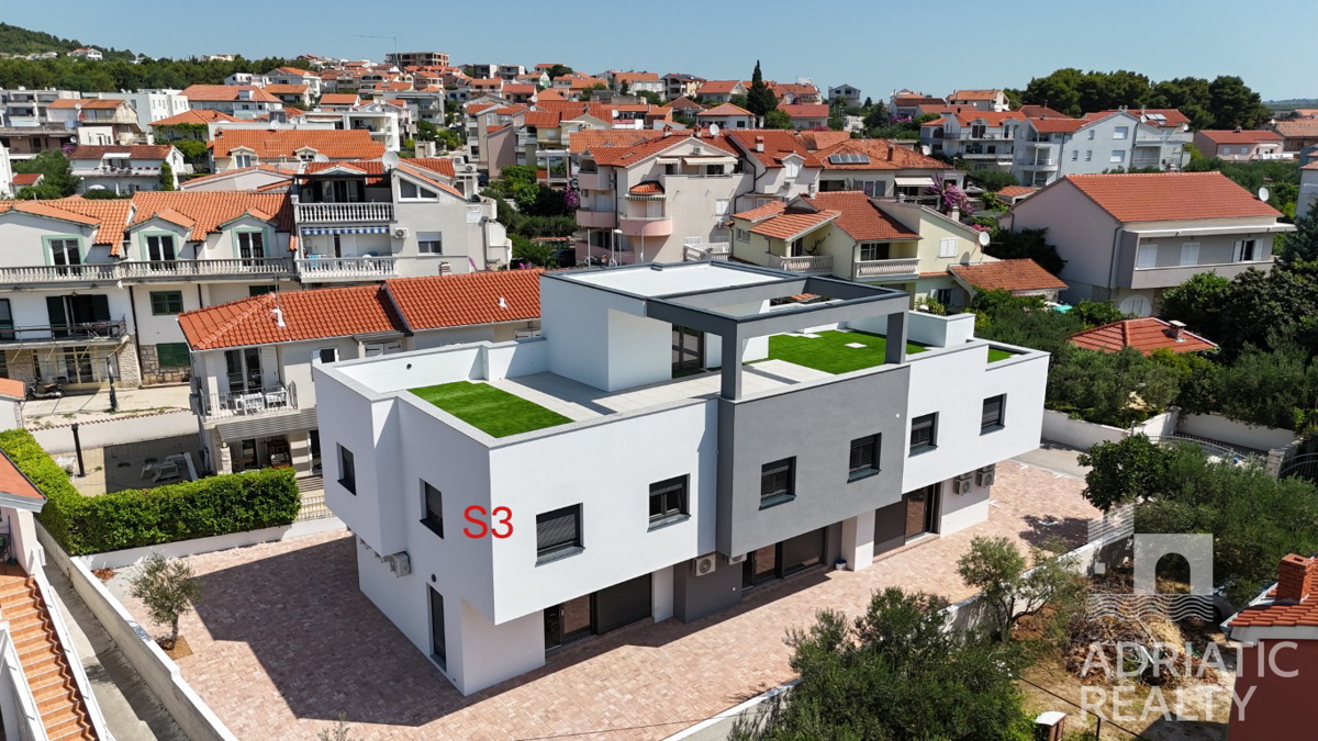 Vodice, dvonadstropno stanovanje z dvoriščem blizu plaže