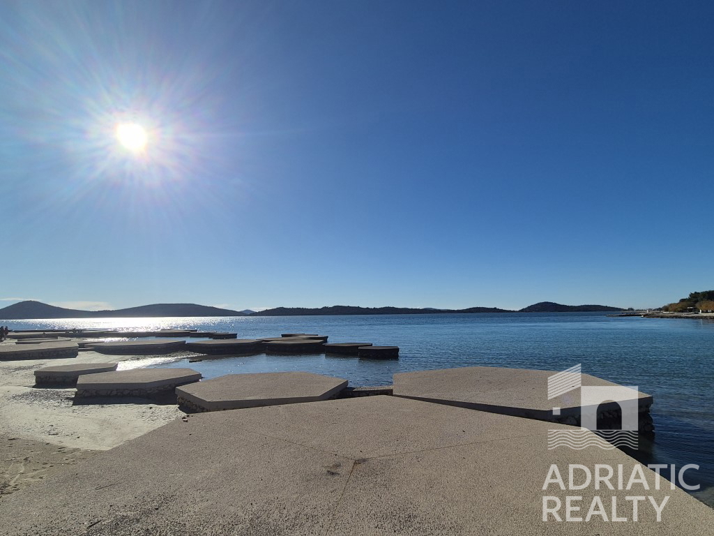 Vodice, dvonadstropno stanovanje z dvoriščem blizu plaže