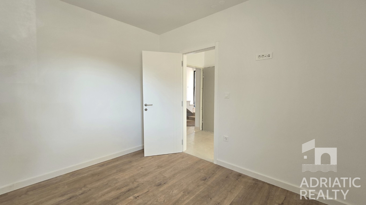 Vodice, novogradnja, enoprostanovanjski apartma v pritličju, 600 m od plaže