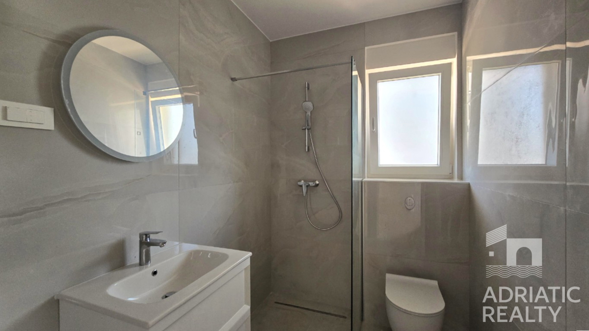 Vodice, novogradnja, enoprostanovanjski apartma v pritličju, 600 m od plaže