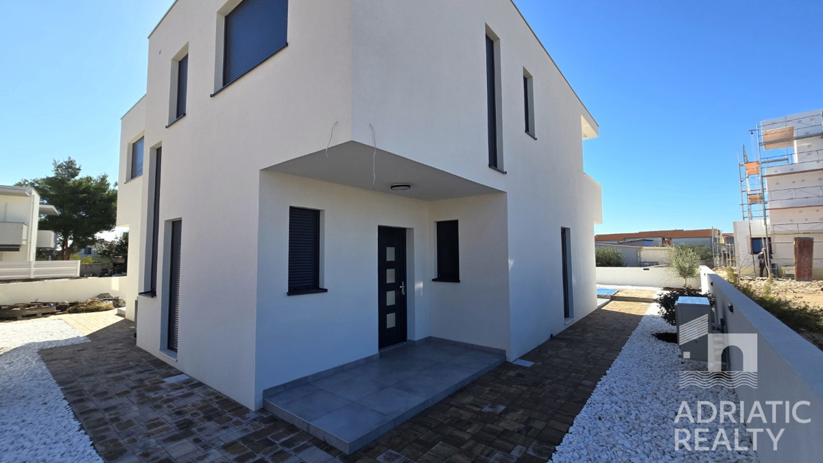 Srima, Vodice, moderna dvojna hiša z bazenom – vselitev spomladi 2025