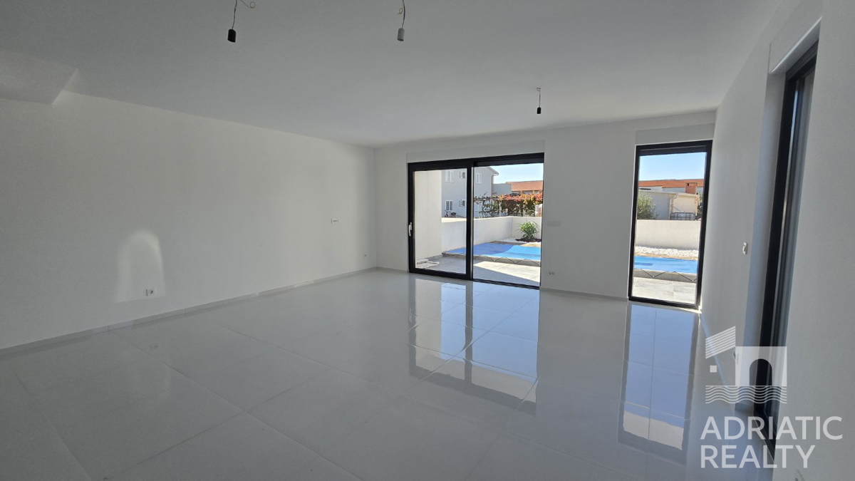 Srima, Vodice, moderna dvojna hiša z bazenom – vselitev spomladi 2025