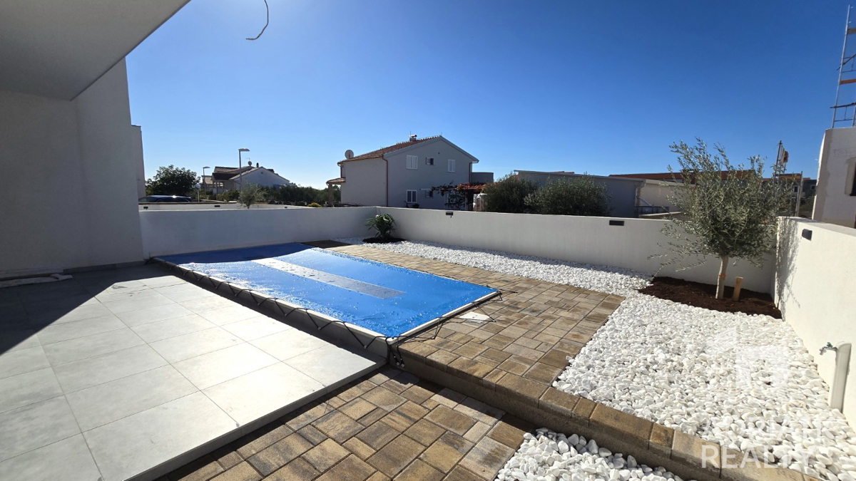 Srima, Vodice, moderna dvojna hiša z bazenom – vselitev spomladi 2025