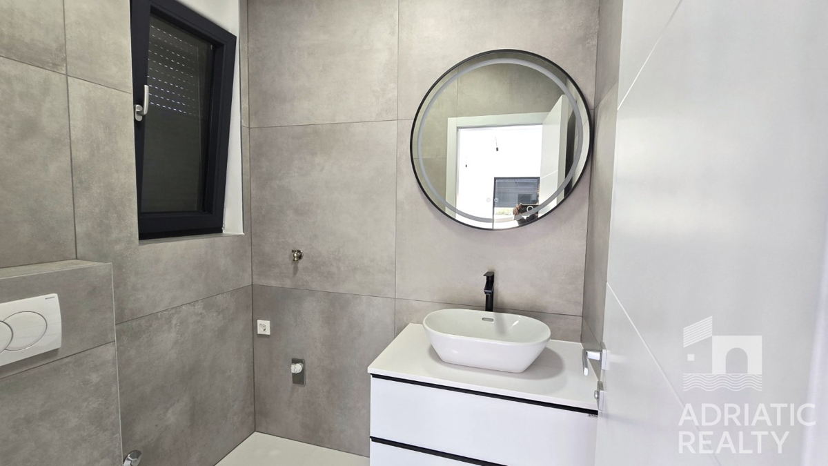 Srima, Vodice, moderna dvojna hiša z bazenom – vselitev spomladi 2025