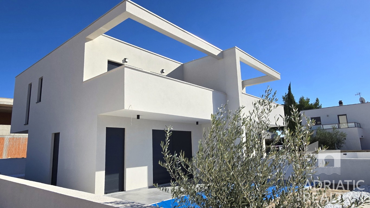 Srima, Vodice, moderna dvojna hiša z bazenom – vselitev spomladi 2025