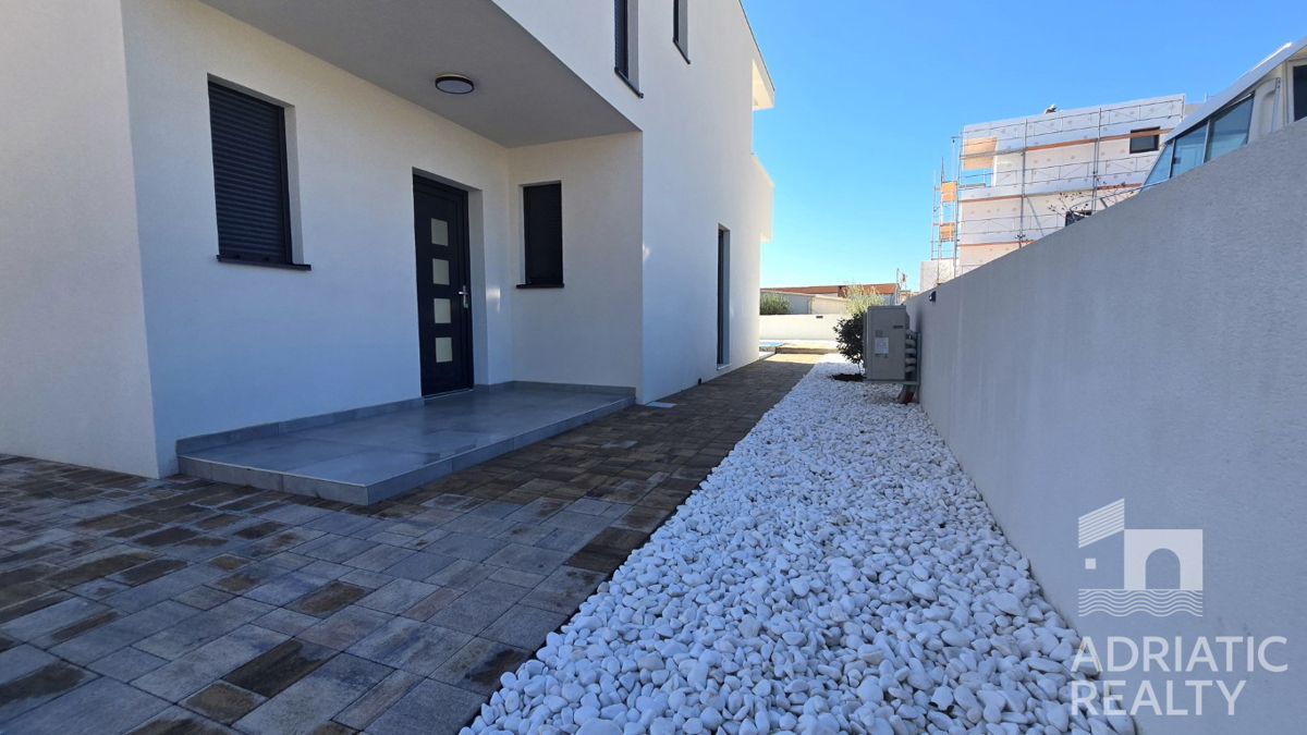 Srima, Vodice, moderna dvojna hiša z bazenom – vselitev spomladi 2025