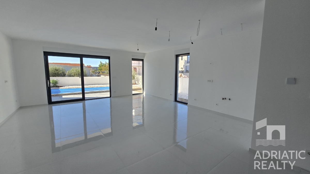 Srima, Vodice, moderna dvojna hiša z bazenom – vselitev spomladi 2025