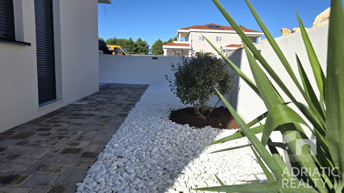 Srima, Vodice, moderna dvojna hiša z bazenom – vselitev spomladi 2025