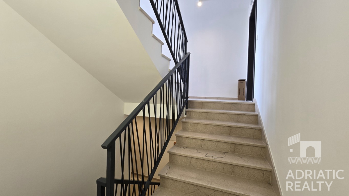 Tribunj, stan s tremi spalnicami in veliko teraso v novogradnji