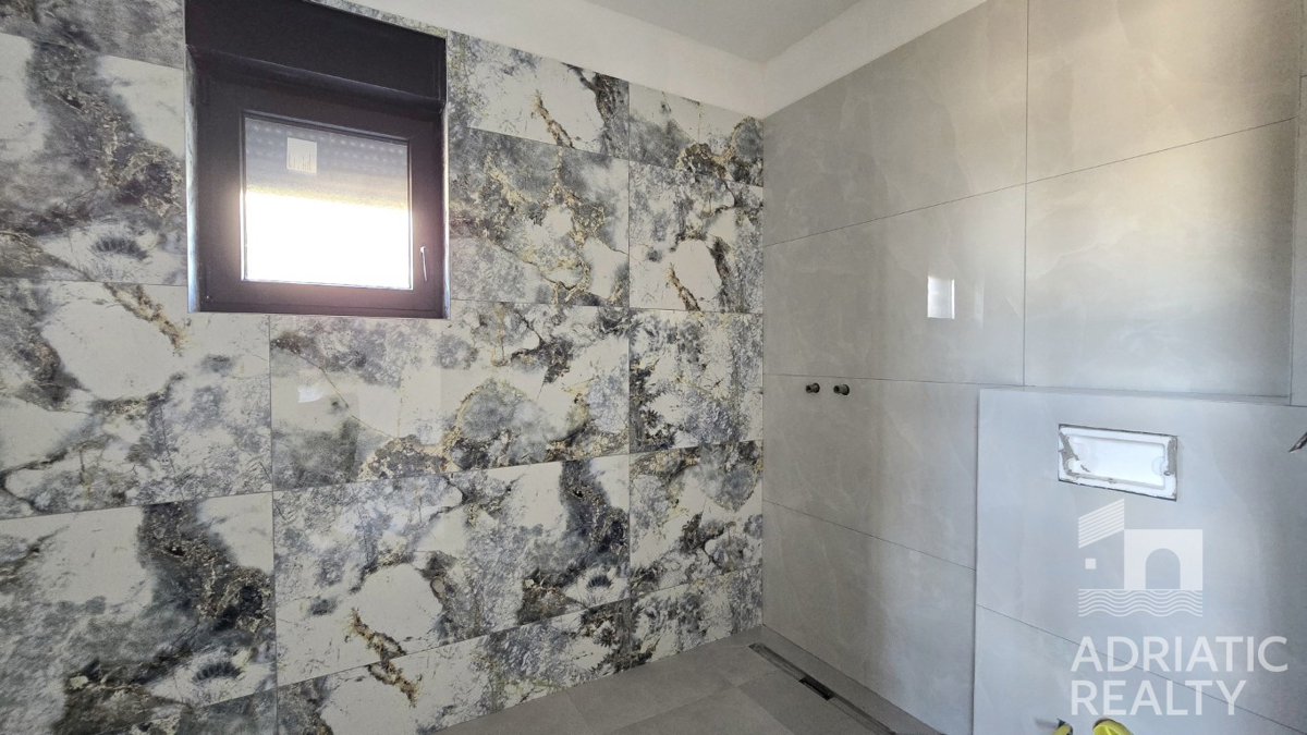 Tribunj, stan s tremi spalnicami in veliko teraso v novogradnji