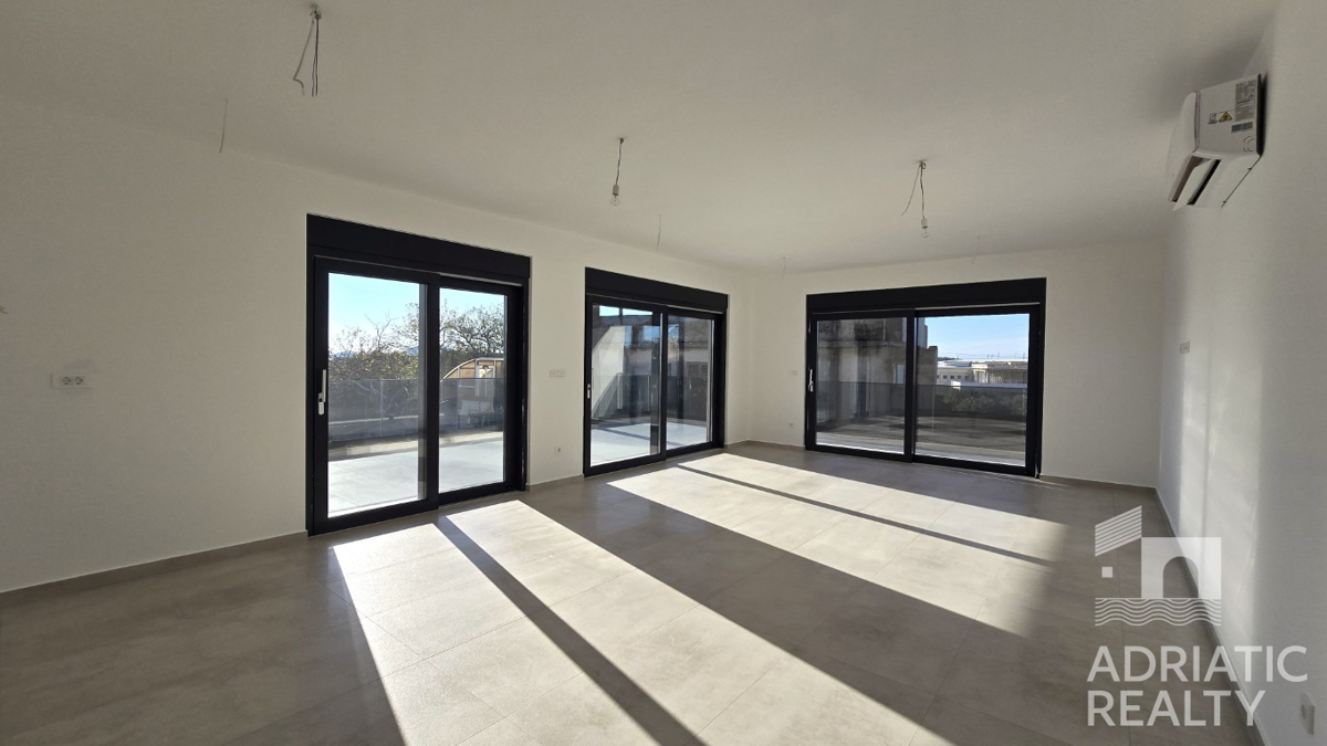 Tribunj, stan s tremi spalnicami in veliko teraso v novogradnji