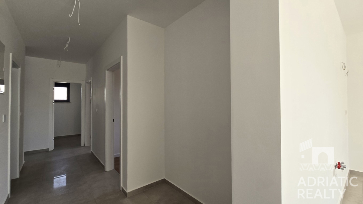 Tribunj, stan s tremi spalnicami in veliko teraso v novogradnji