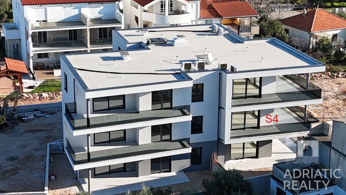 Tribunj, stan s tremi spalnicami in veliko teraso v novogradnji