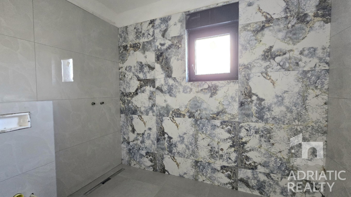 Tribunj, stan s tremi spalnicami in veliko teraso v novogradnji