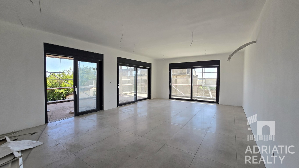 Tribunj, stan s tremi spalnicami in veliko teraso v novogradnji