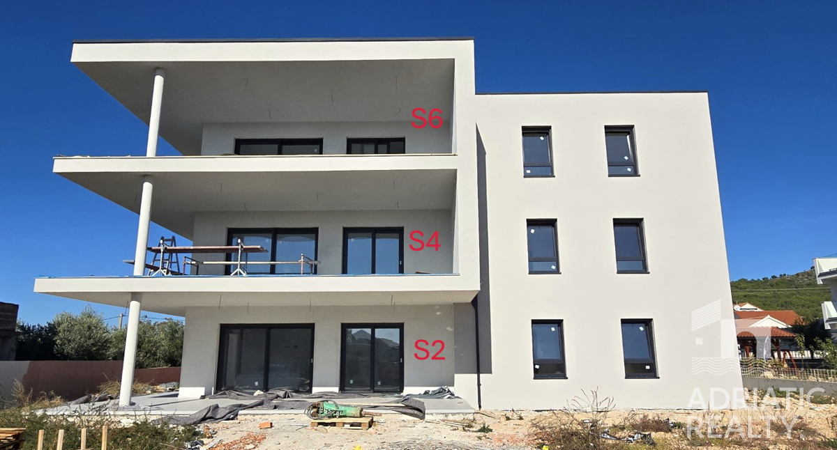 Tribunj, stan s tremi spalnicami in veliko teraso v novogradnji